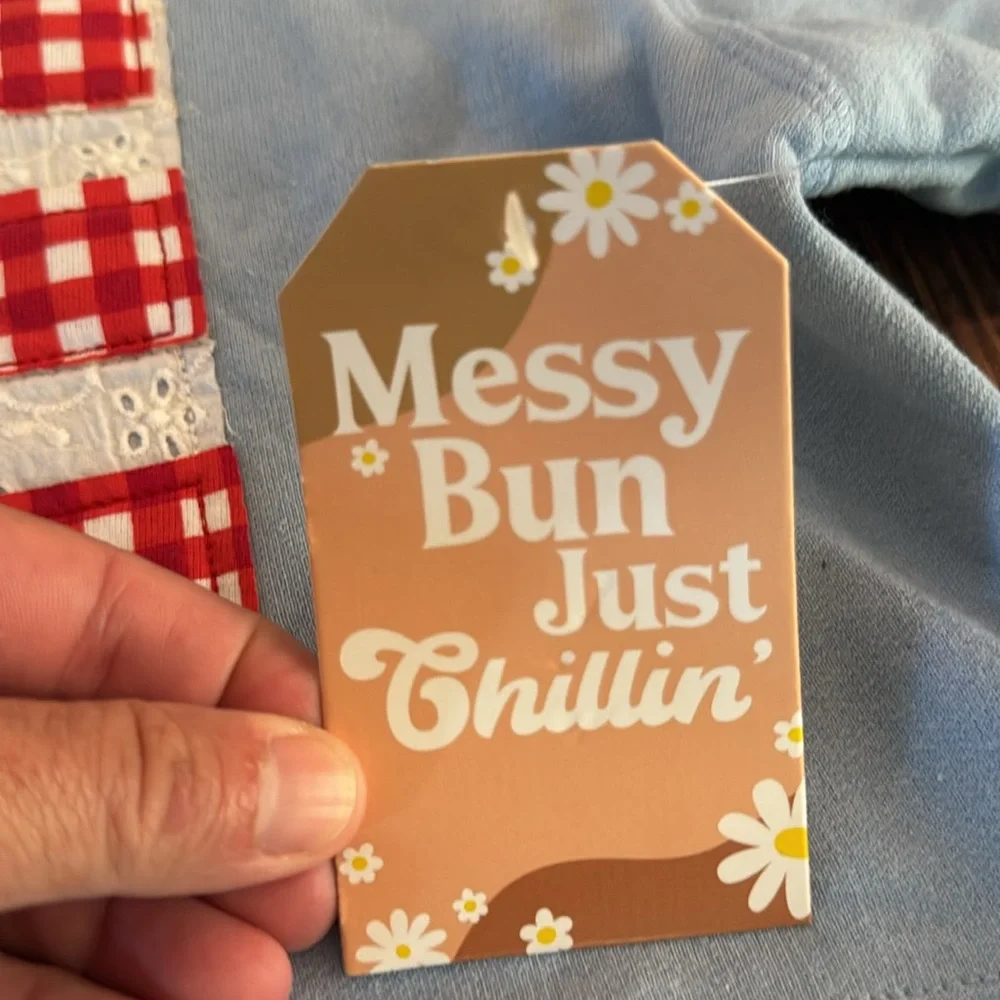 **NWT** Messy Bun Just Chillin’ Crewneck - Picture 4 of 5